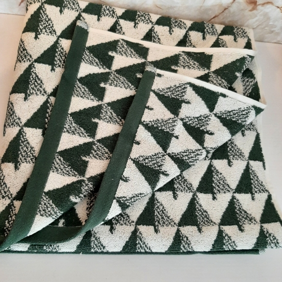 **West Elm Modern Pine Tree Jacquard Bath Towel (1 Towel) - Picture 1 of 13